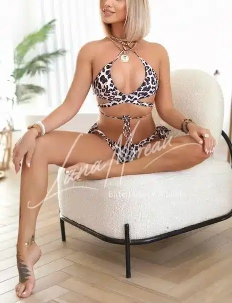 Luxury Escort Girl Rome – Anna in seductive black lingerie