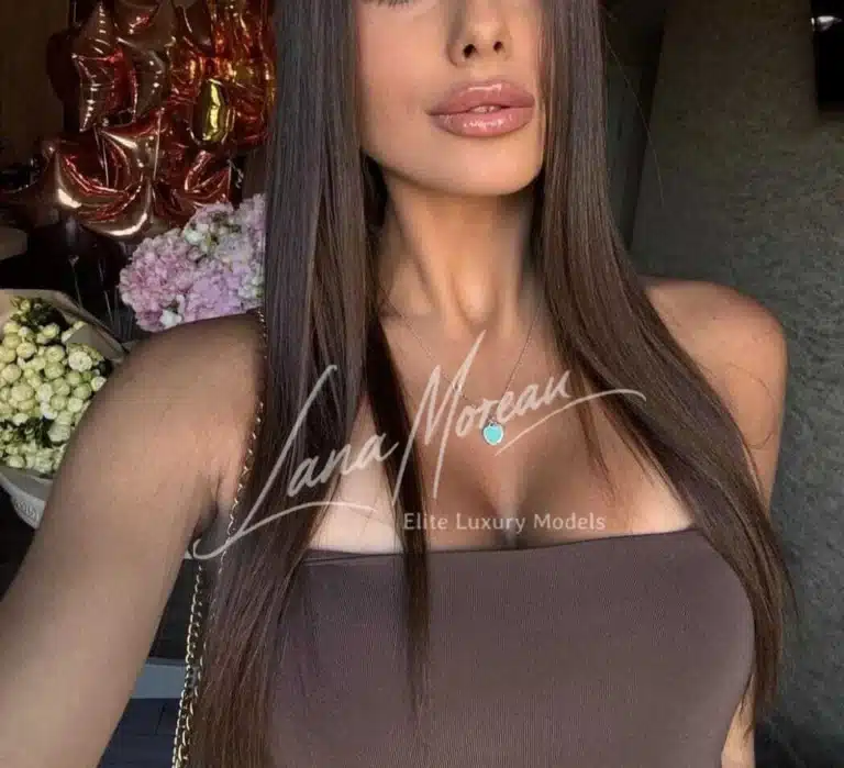 Glamorous VIP model selfie look