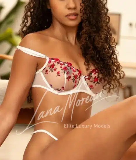 Stunning escort lady München Fernanda in floral bra