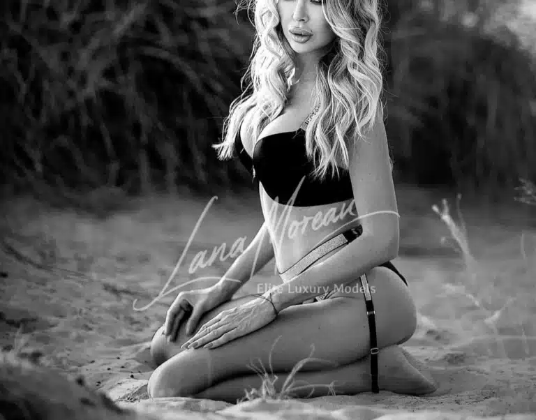 Blonde high Class Escort in Bikini