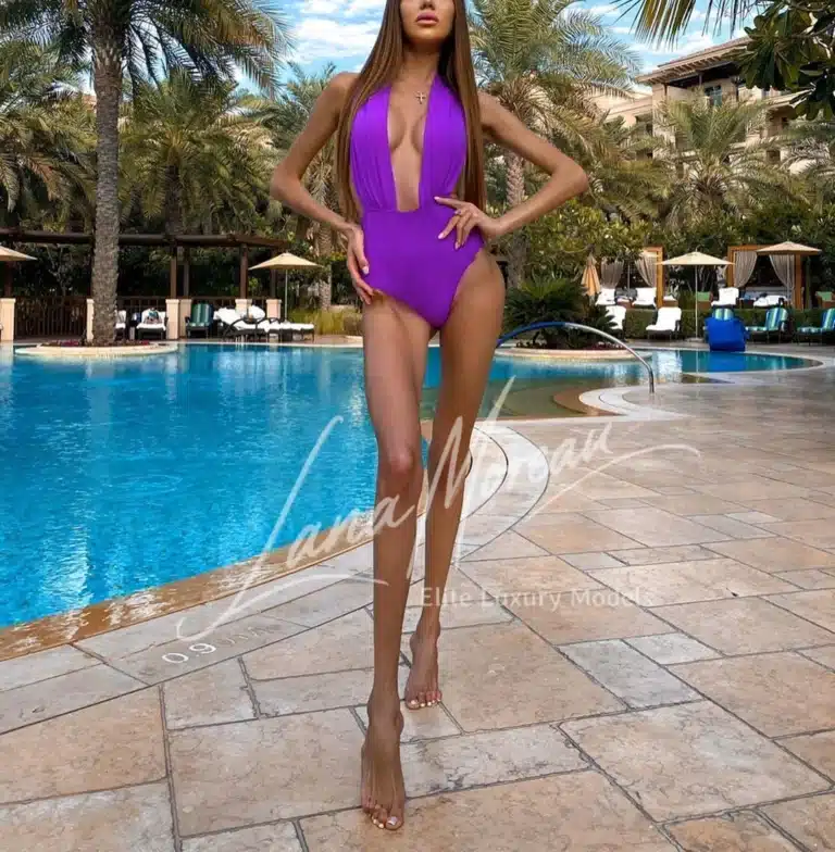 Luxury escort lady in Vienna pool